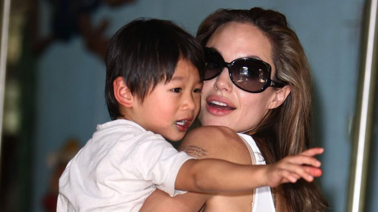 Angelina Jolie đón tuổi mới ấm áp cùng Pax Thiên