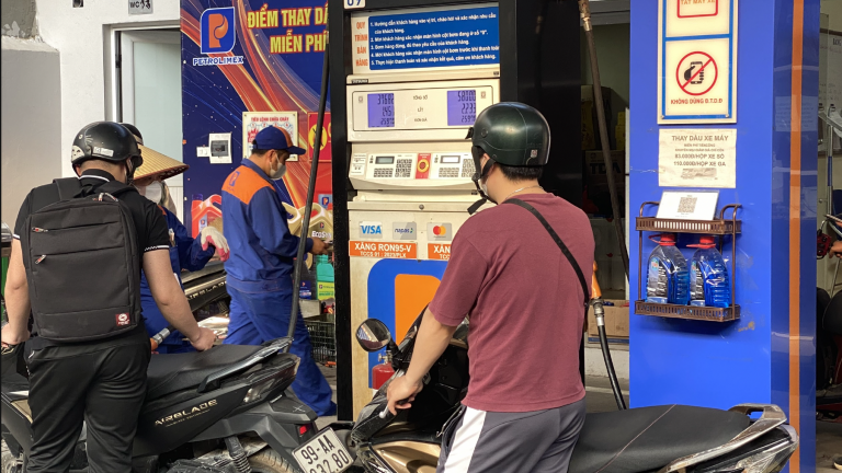 Hà Nội, TP.HCM đột ngột 'khan' xăng E5: Bộ Công Thương 'phân trần' thế nào?