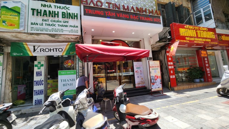 Giá vàng hôm nay mới nhất (10/6) rơi tự do: Người mua 'mất hút', cửa hàng bán ra không giới hạn