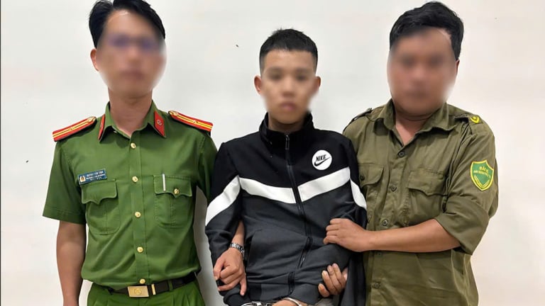 Bắt gã con trai bất hiếu dùng kiếm và xăng chém, đốt nhà cha ruột