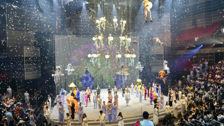 Thiếu nhi TP.HCM thích thú khám phá 'Mơ show' với nghệ thuật xiếc - múa rối, mapping hiện đại