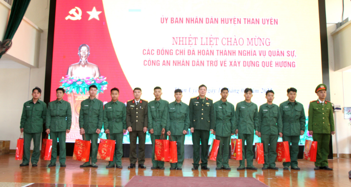 Than Uyên gặp mặt quân nhân hoàn thành nghĩa vụ quân sự