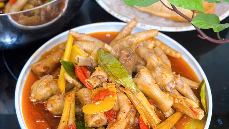 Bộ phận toàn xương, giàu collagen của con gà, đem xào cay ăn cùng bánh mì cực ngon