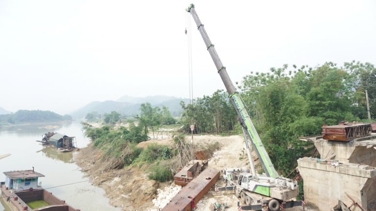 Trục vớt một số tàu bị chìm dưới sông Chảy ở Yên Bái