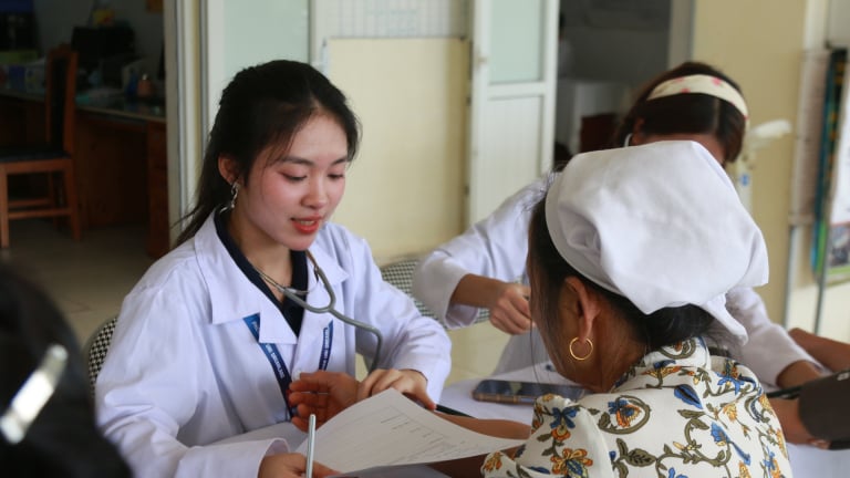Báo NTNN/Dân Việt cùng Đại học và Bệnh viện Đại học Phenikaa khám bệnh, cấp phát thuốc miễn phí
