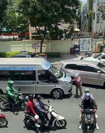 Va quẹt giao thông, nữ ‘ninja Lead’ chặn đầu xe 16 chỗ để ‘nói chuyện’