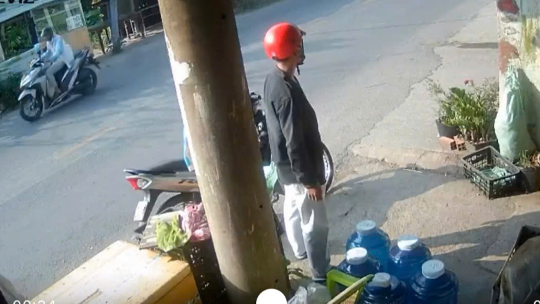 Nam thanh niên đến tiệm tạp hóa mua bia không trả tiền và bỏ chạy, kéo ngã người phụ nữ trên đường