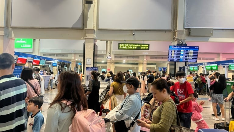 'Cháy' vé máy bay một số chặng từ TP.HCM đi các nơi trong ngày 30/4