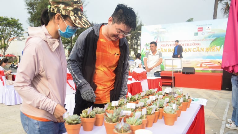 Đà Nẵng: Hàng trăm người tham gia mô hình 'Đổi rác lấy cây xanh'