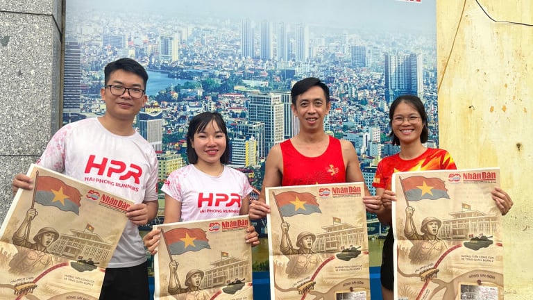 Người dân Hải Phòng háo hức xếp hàng nhận phụ san Báo Nhân Dân