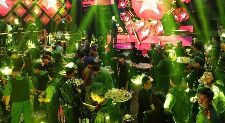 Công an Bình Thuận khám xét quán bar Paris Night nổi tiếng ở Phan Thiết, phát hiện hơn 40 nam, nữ phê ma túy