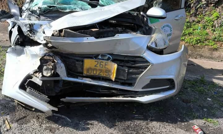 Taxi va chạm với xe tải dưới chân đèo, một người tử vong