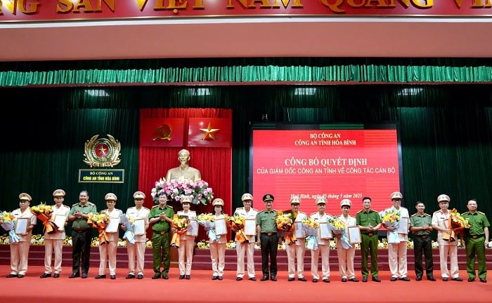 1 Trưởng phòng và 9 Phó trưởng phòng của Công an tỉnh Hòa Bình nghỉ hưu theo nguyện vọng