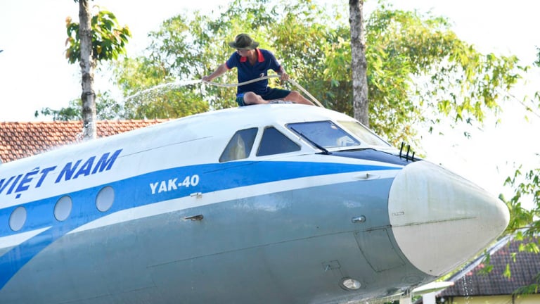 Một máy bay số hiệu VN.A452, Hàng không Việt Nam từng khai thác, vẫn đang đậu ở cù lao Ông Hổ ở tỉnh An Giang