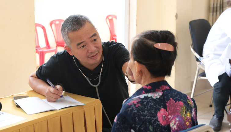PGS.TS Nguyễn Lân Hiếu lên tiếng về thông tin 'đứng lên ho thật mạnh bắn bay cục máu đông, thoát đột quỵ'