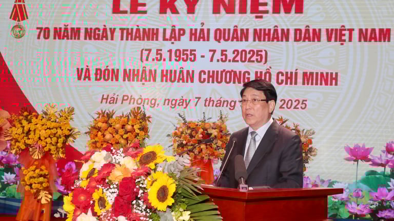 Chủ tịch nước: Hải quân cần phát huy truyền thống làm chủ vùng biển, quyết chiến, quyết thắng