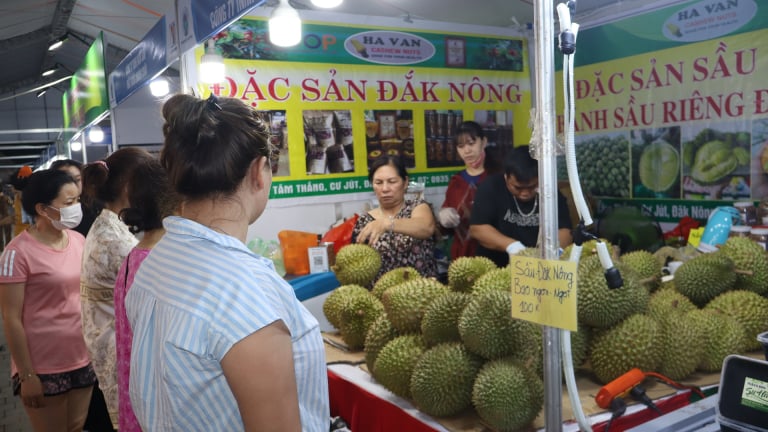 Giữa lòng Hà Nội có hội chợ la liệt đặc sản từ Nam vào Bắc, nhiều người kéo nhau đến mua, sầu riêng đắt hàng nhất