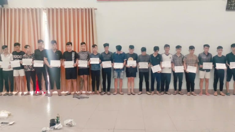 Công an khởi tố 22 bị can ném 'bom xăng', đập phá tiệm tóc trong đêm khuya