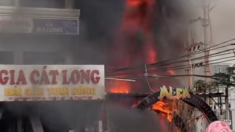Hải Phòng: Cháy lớn tại quán Bar ở thị trấn Cát Bà, nghi có người mắc kẹt bên trong