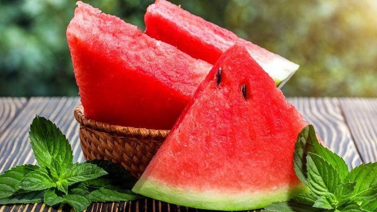 Cách chữa đau đầu bằng dưa hấu, cơn đau giảm nhanh lại được ăn ngon