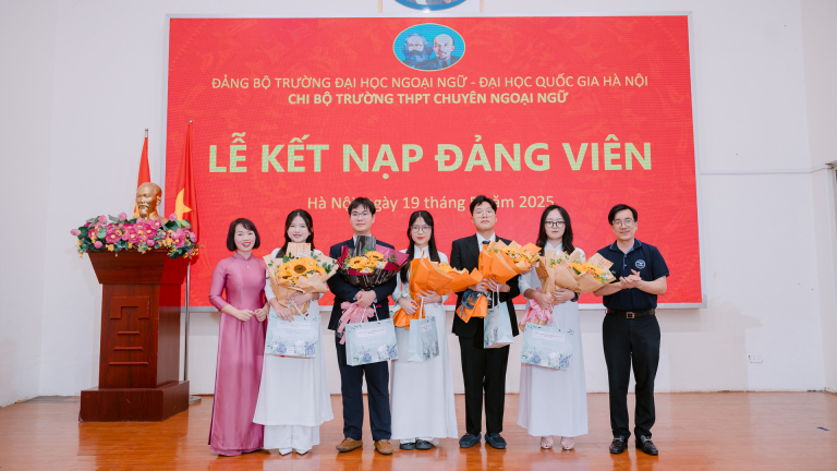 Hà Nội: 'Choáng' với thành tích của 5 học sinh xuất sắc trường Chuyên Ngoại ngữ