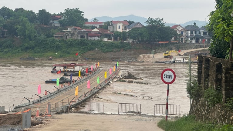 Nước dâng cao, chảy xiết, Phú Thọ 'cắt' cầu phao Phong Châu