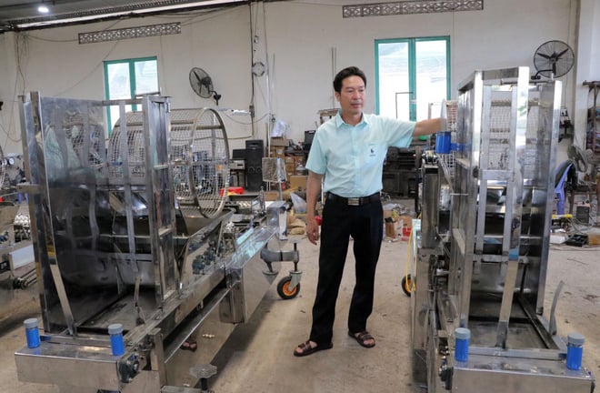 Cả làng ở Lâm Đồng phục lăn một ông nông dân sáng chế máy gieo hạt 6 trong 1