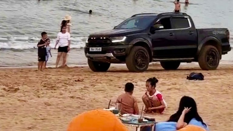 Tài xế lái xe bán tải trên bãi biển đông người ở Phú Yên có thể bị xử lý ra sao?