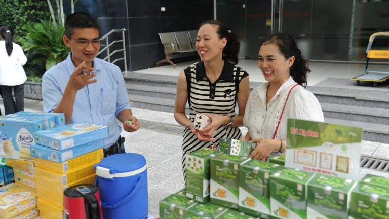 Phiên chợ gây quỹ từ thiện 15 năm Dân Việt: Lan toả yêu thương - gắn kết cộng đồng!