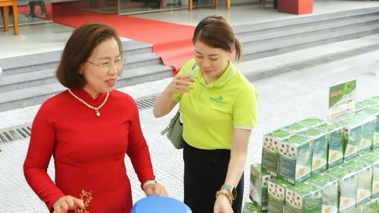 Phiên chợ gây quỹ từ thiện 15 năm Dân Việt: Khi yêu thương được gói ghém trong từng gian hàng