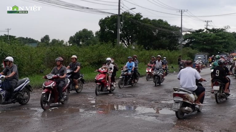 TP Thủ Đức: Con đường đau khổ trời nắng bụi bay mù mịt, trời mưa chi chít ổ gà, ổ voi