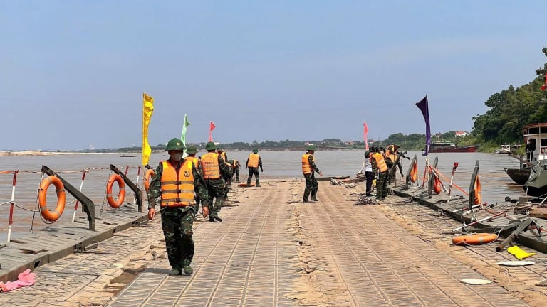 Cầu phao Phong Châu, phà quân sự vẫn tạm dừng hoạt động, người dân Phú Thọ di chuyển như nào?