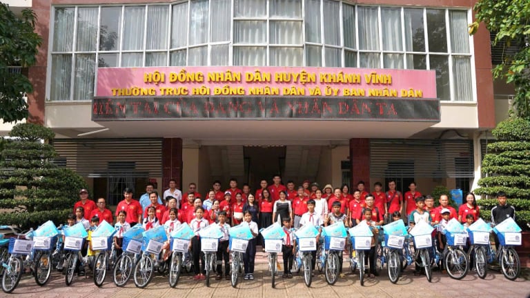 Chi hội Nhà báo Văn phòng đại diện, Thường trú tại Khánh Hòa mang niềm vui đến với em có hoàn cảnh khó khăn