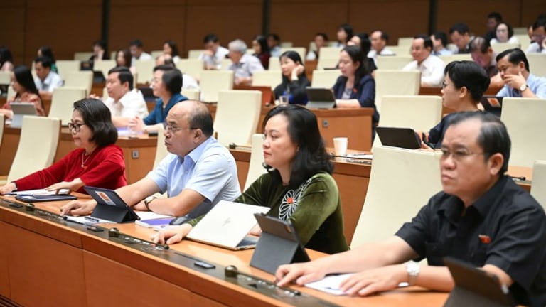 Quốc hội đồng ý không cấm nhà giáo dạy thêm, có chính sách tiền lương vượt trội
