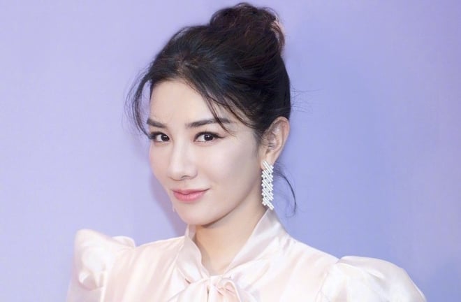 Huỳnh Dịch bị chỉ trích vì than khổ dù thu nhập cao