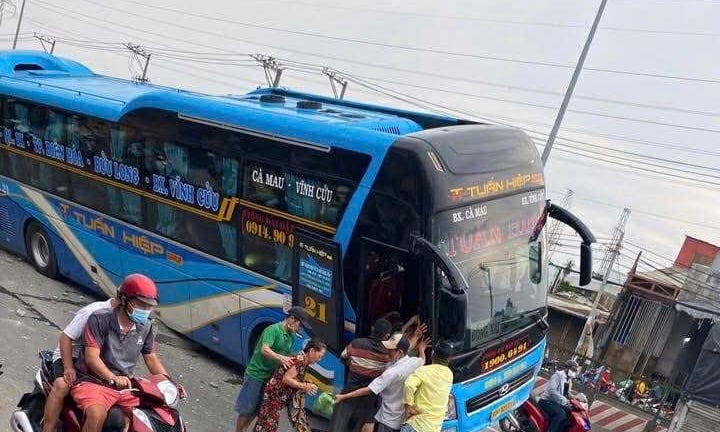 Xe khách giường nằm tông, leo lên dải phân cách trên đường Lê Đức Anh,  ùn ứ xe một đoạn dài