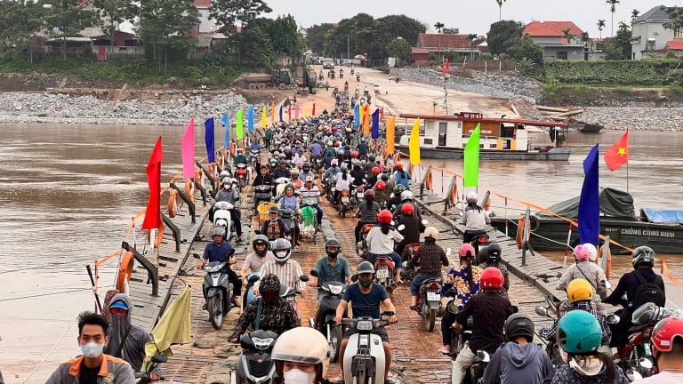 Nối lại cầu phao Phong Châu ở Phú Thọ