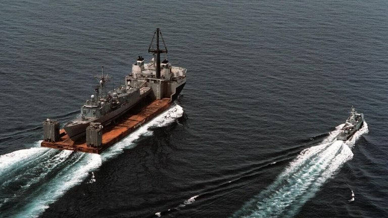 'Giống như một vụ đánh bom tự sát': Iran dọa biến eo biển Hormuz thành cái bẫy chết chóc cho lực lượng Mỹ