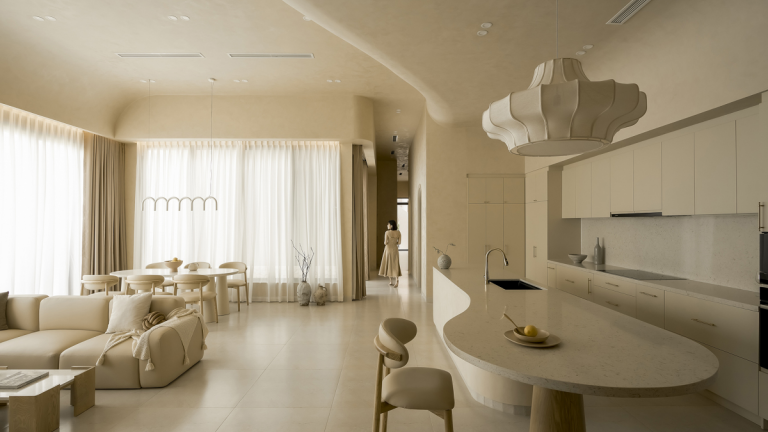 Căn penthouse tại Thủ Thiêm chẳng khác nào khu nghỉ dưỡng khi có cả bể bơi và sân vườn rộng hơn 80 m2
