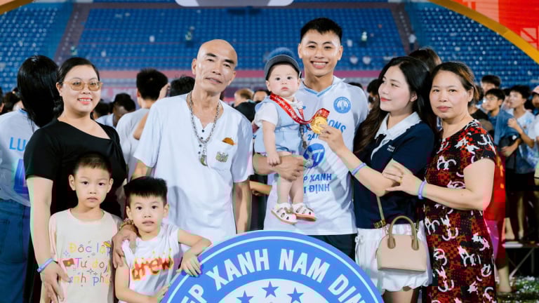 Thủ môn cao 1m80 vừa cùng Thép xanh Nam Định vô địch V.League 2024/2025 là ai?