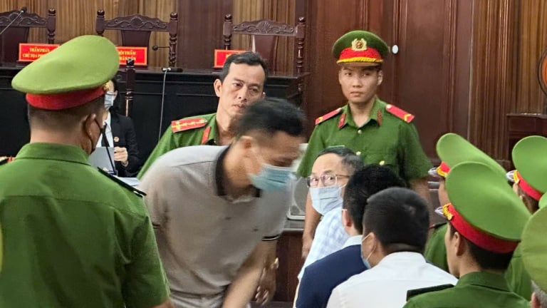 Cựu Giám đốc Trung tâm Lý lịch tư pháp Quốc gia cùng các đồng phạm chính thức hầu tòa