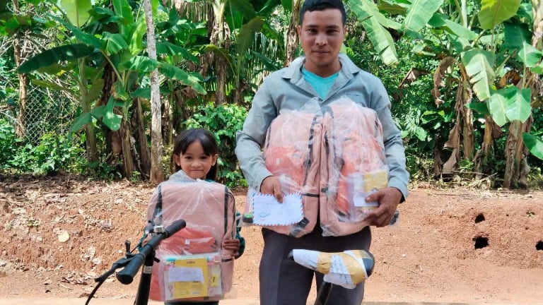 
'Cảm ơn Báo Dân Việt giúp con tôi không phải lội bộ đến trường'