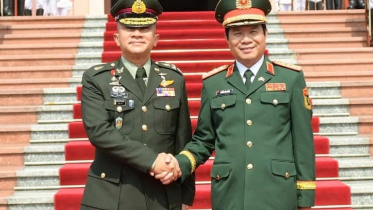 Đại tướng Nguyễn Tân Cương trao đổi về tình hình khu vực với Tư lệnh Lực lượng Quốc phòng Thái Lan