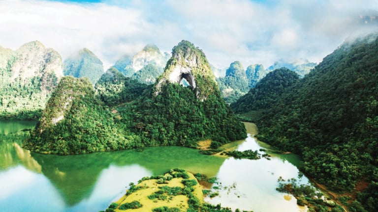 Một ngọn núi đá vôi cao chỉ 100m so với mực nước biển ở Cao Bằng, sao khiến người ta tò mò lên xem?