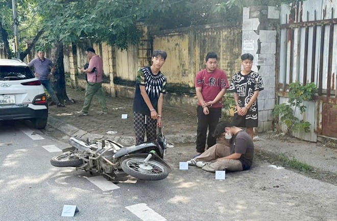Bắt nhóm thanh, thiếu niên nghiện game, cướp xe ôm trong đêm ở Hà Nội