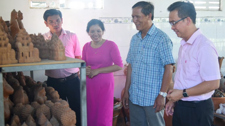 Cả làng Chăm ở tỉnh Khánh Hòa mới, khá giả, ấm no, sung túc nhờ nghề từ cổ xưa