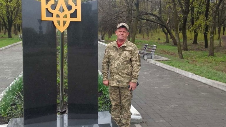 'Ông già lựu đạn' Ukraine thoát chết kỳ diệu sau 3 ngày lạc sâu trong trận địa của Nga, còn bắt thêm tù binh mang về