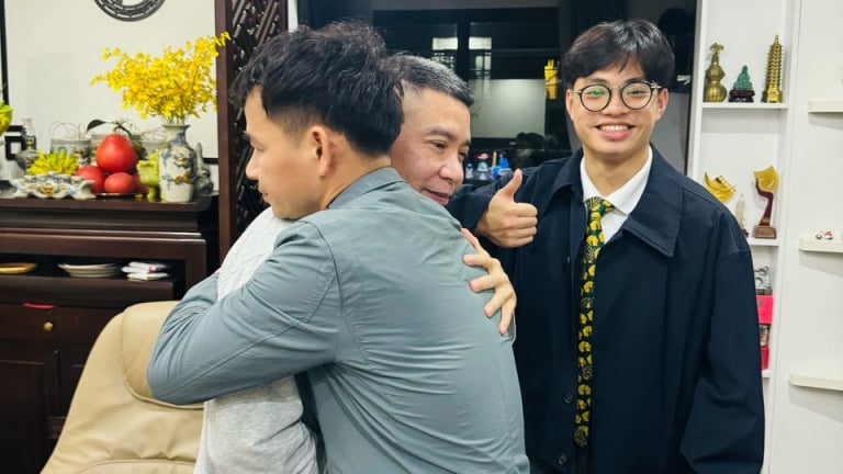 Nghệ sĩ Nhân dân Công Lý xúc động khi Nghệ sĩ Nhân dân Xuân Bắc và con trai tới thăm nhà