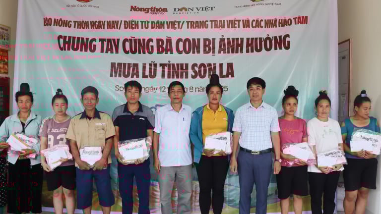 Chia sẻ khó khăn với người dân bị thiệt hại do mưa lũ ở Huổi Một (Sơn La)