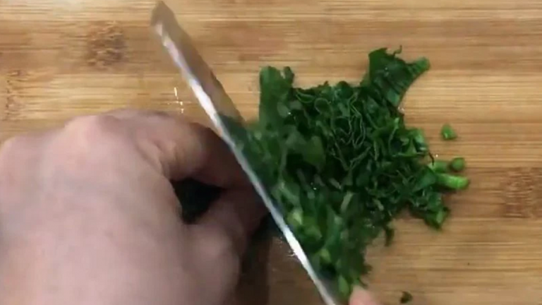 Ăn 1 nắm rau này quý như 'nhân sâm người nghèo', tốt cho ai gặp vấn đề về gan, nóng trong, nổi mụn